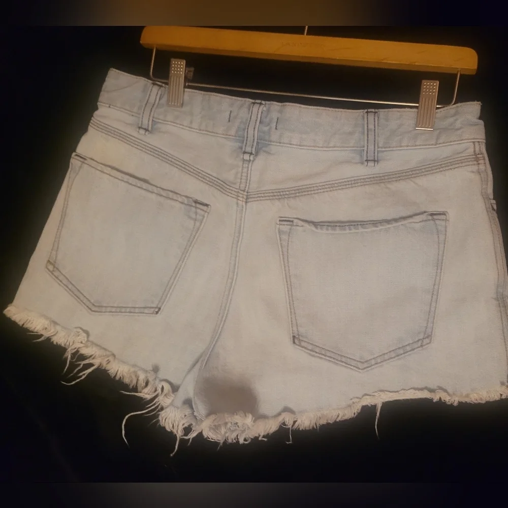 FREE PEOPLE Light Blue Distressed Denim‎ Shorts.